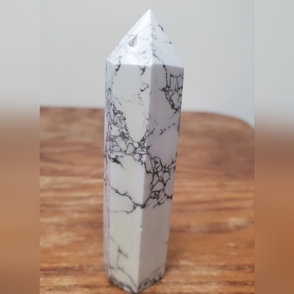 Howlite Crystal Tower - Picture 3 of 9